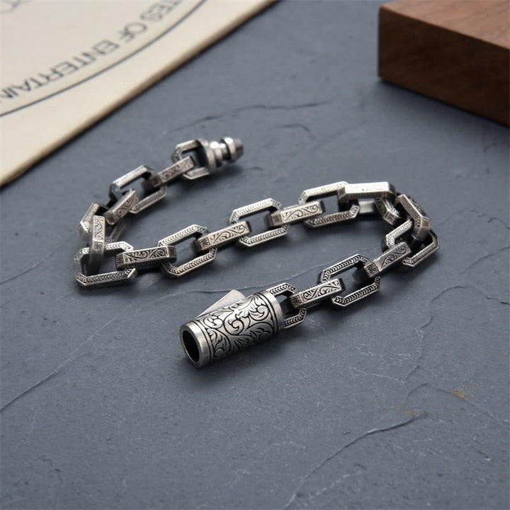Silbernes Armband mit Glückssymbol auf grauem Hintergrund präsentiert.