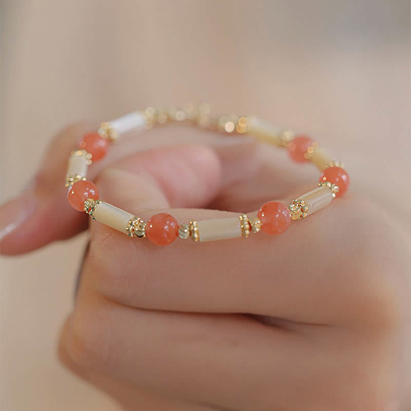 Armband Roter Achat Jade – Segen am Handgelenk getragen elegant