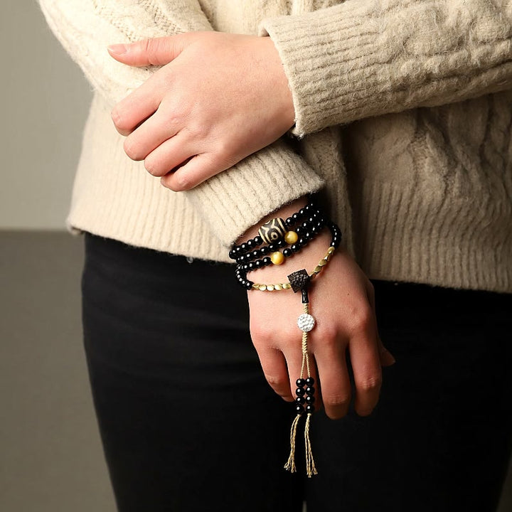 Mala Schwarzer Onyx – Schutz Armband mit goldenen Perlen am Handgelenk getragen