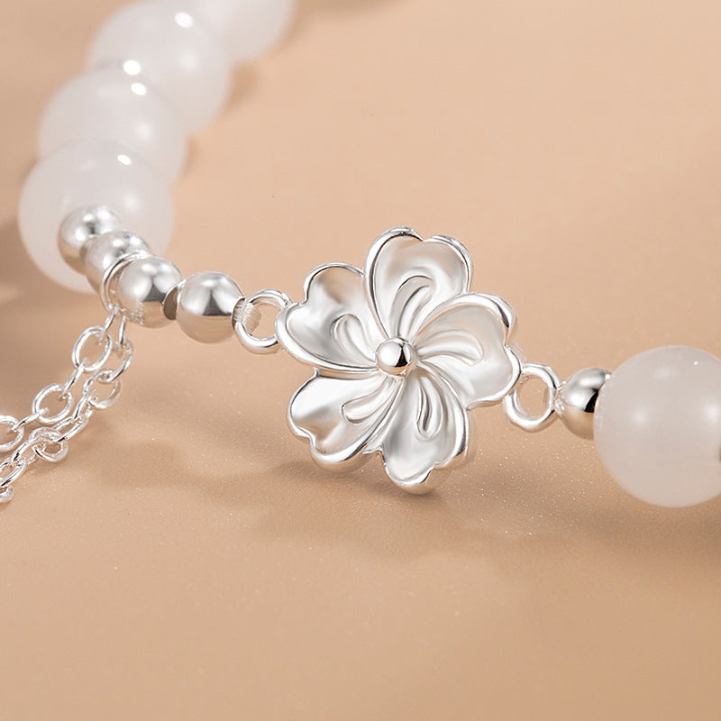 Armband Weiße Jade Pfirsichblüte Glück silberne Blütenperlen elegant getragen