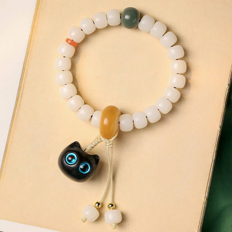 Bodhi Armband mit schwarzer Katze, weiße Perlen, grüner Stein elegant.