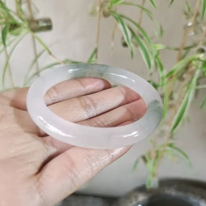 Jade Armband weiß am Handgelenk getragen Naturstein Harmonie Glück