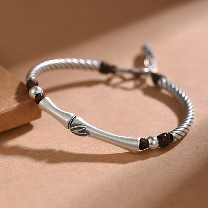 Silbernes Bambus-Armband 925er Silber mit braunen Perlen elegant getragen.