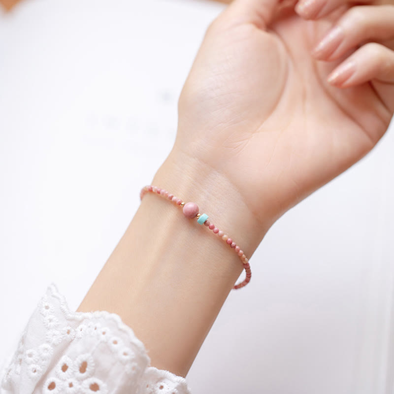Rosafarbenes Perlen-Armband – Energie am Handgelenk getragen elastisch