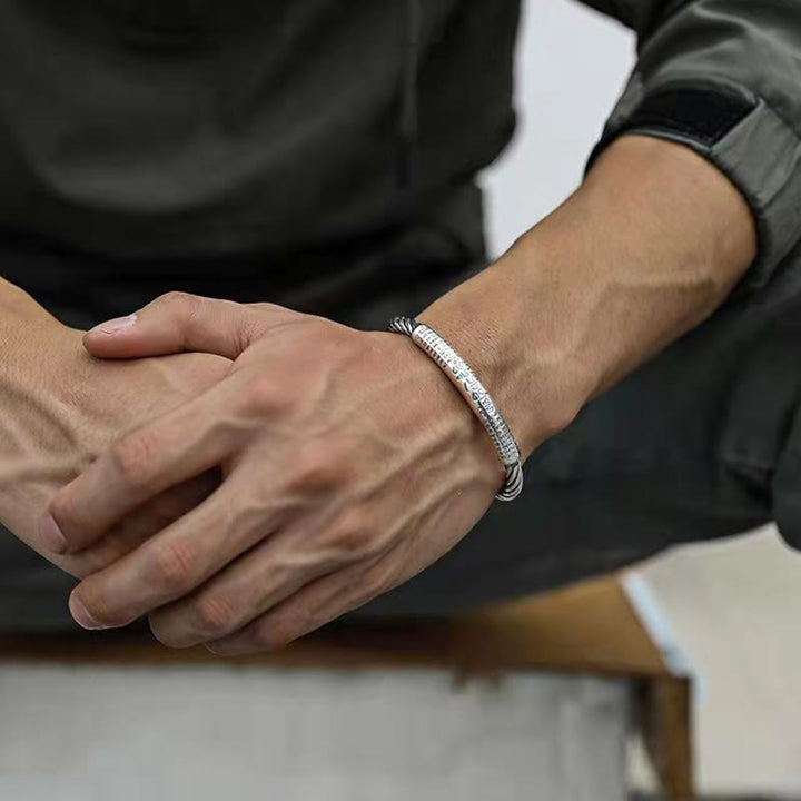 Silbernes Armband Om Mani Padme Hum Herzsutra an Frauenhand getragen elegant