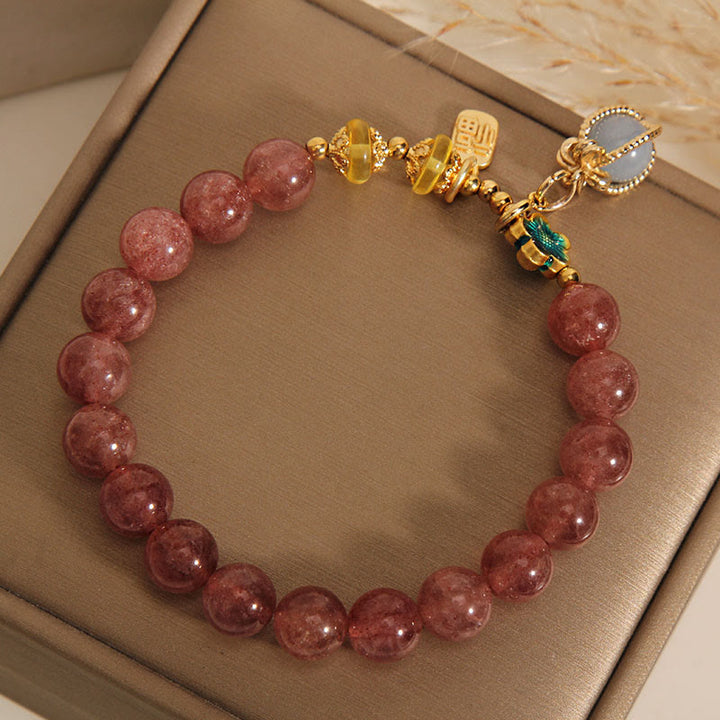 Armband Erdbeerquarz Aquamarin mit goldenen Perlen Charm elegant.