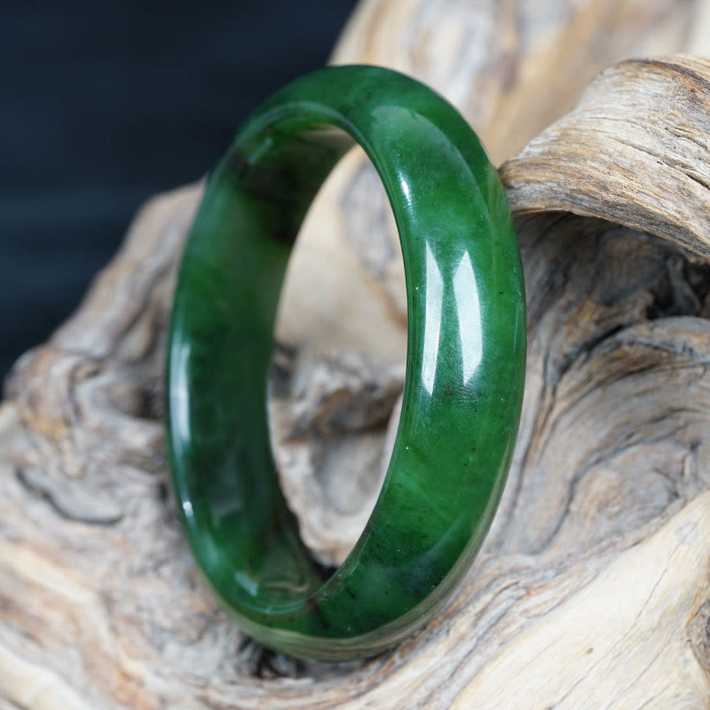 Grünes Jade Armband auf Holz Naturstein glänzend poliert elegant