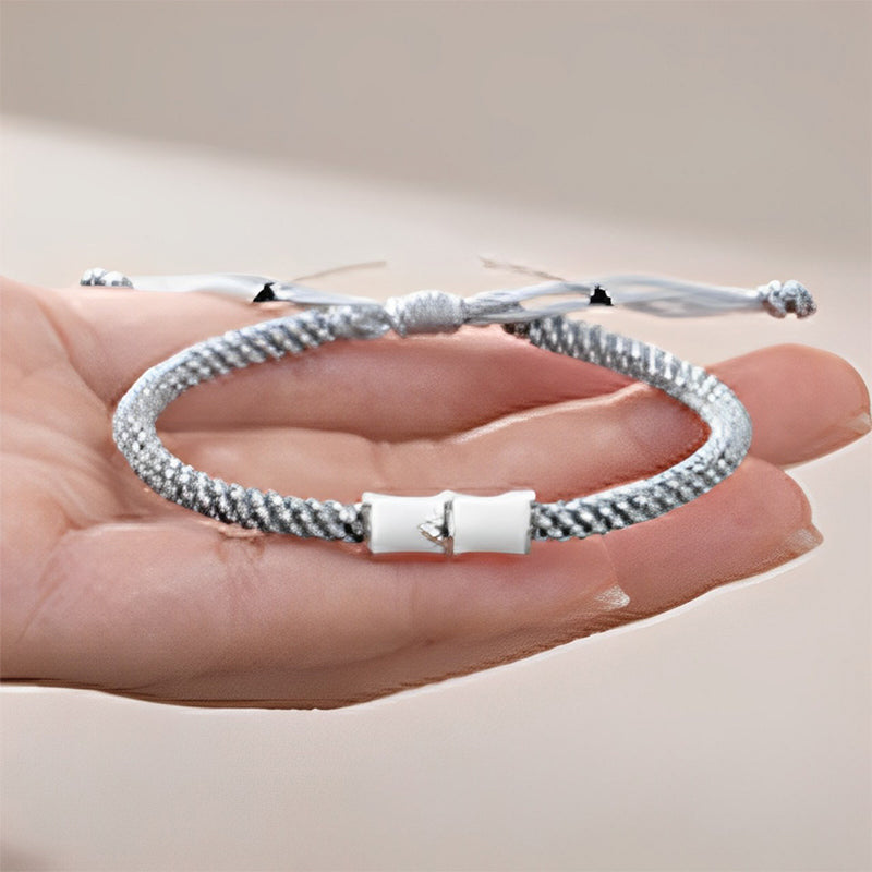 Graues Bambus Armband mit weißem Verschluss am Handgelenk getragen