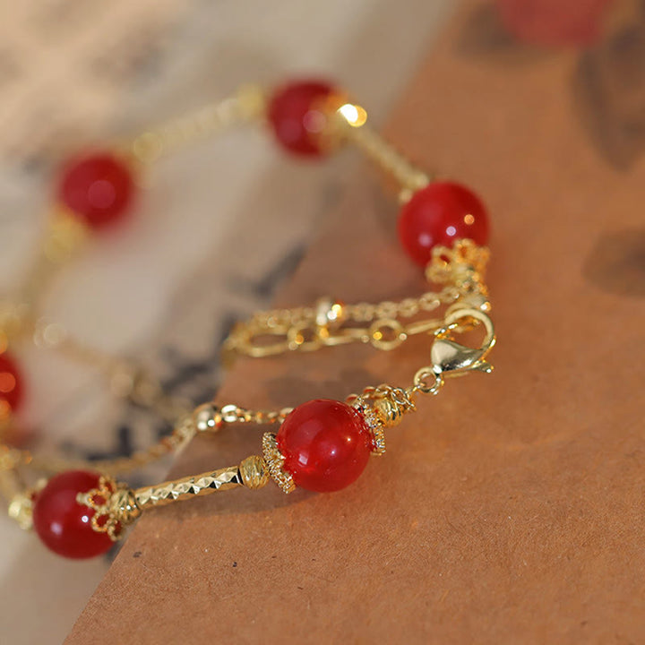 Armband Roter Achat Fu-Zeichen am Handgelenk mit goldenem Schmuck getragen
