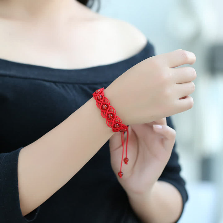 Armband Roter Achat – Energie am Handgelenk mit Quasten getragen