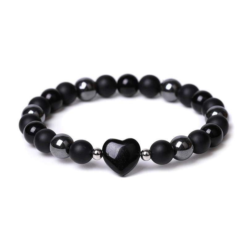 Schwarzer Onyx Tigerauge Armband mit Herz Anhänger elegant getragen