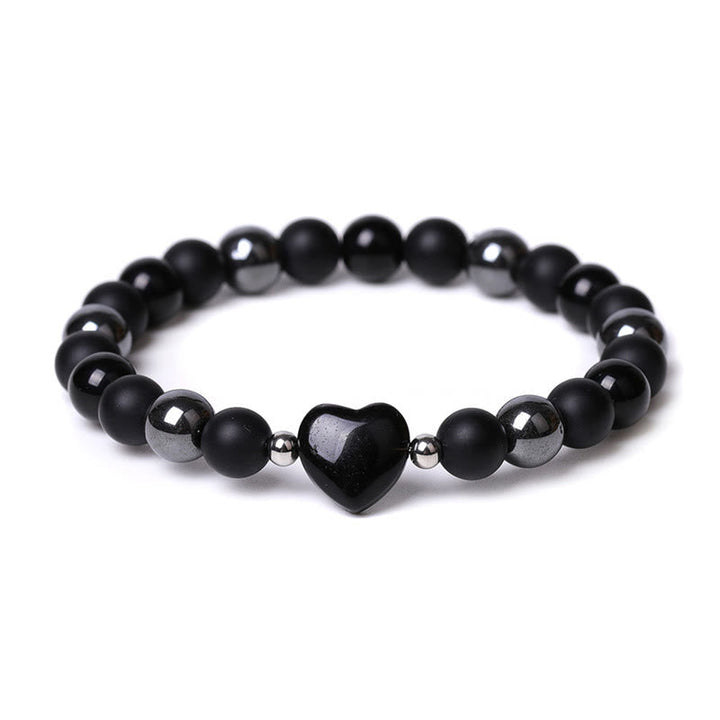 Schwarzer Onyx Tigerauge Armband mit Herz Anhänger elegant getragen