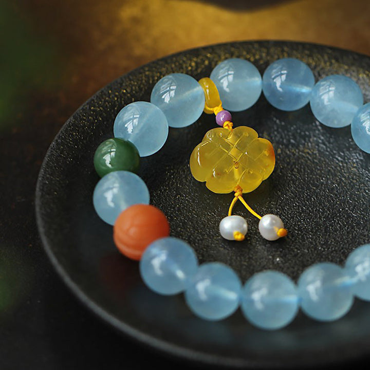 Armband Aquamarin – Frieden mit hellblauen Steinen und goldenem Anhänger