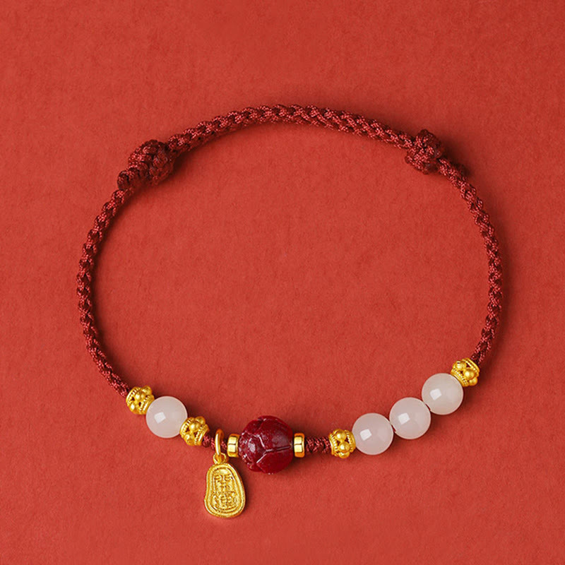 Armband Weiße Jade Zinnober Lotus Glück golden verziert rot Hintergrund
