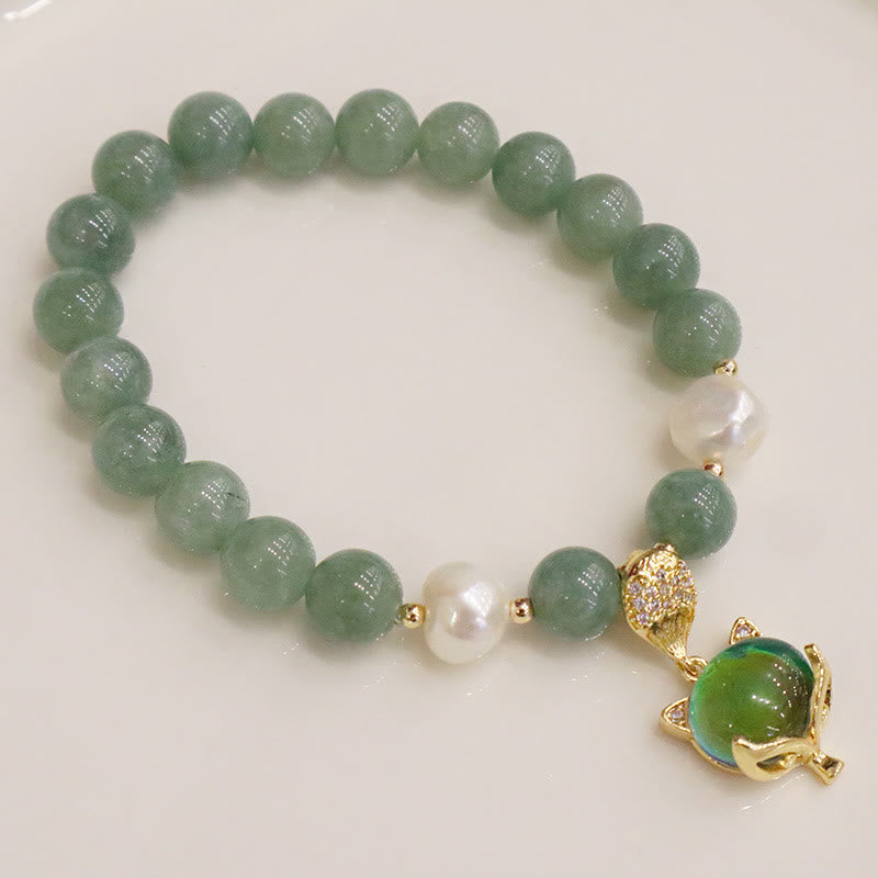 Armband Perle Jade Fuchs Glück grüner Naturstein elastisch getragen