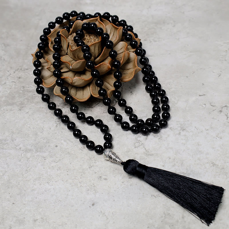 Mala 108 Schwarzer Onyx flach fotografiert mit Quaste Meditationsperlen