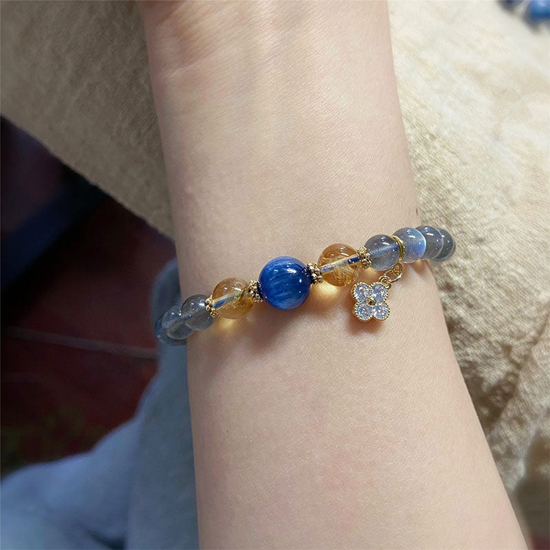 Armband Mondstein Mond Heilung Energie blau Naturstein Handgelenk getragen