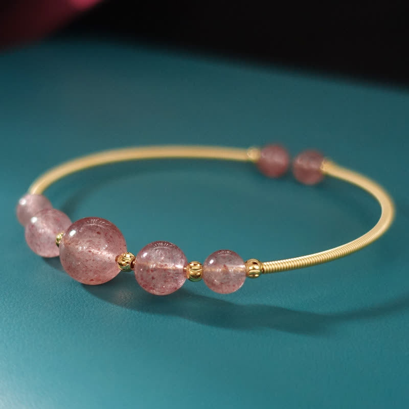Armband Erdbeerquarz mit goldenen Perlen Heilstein elastisch getragen
