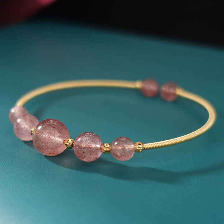 Armband Erdbeerquarz mit goldenen Perlen Heilstein elastisch getragen