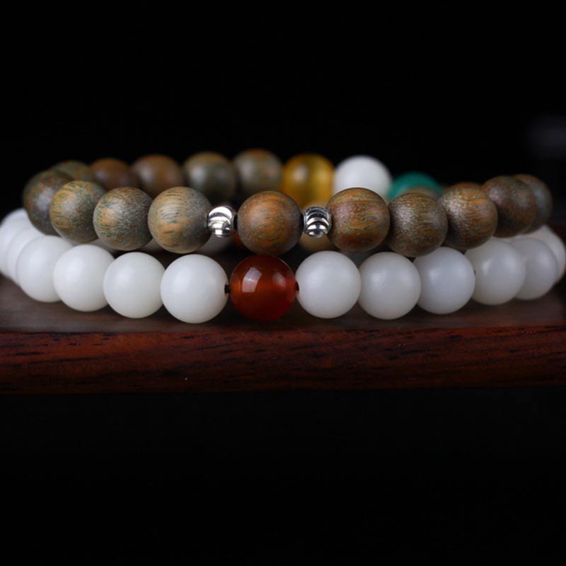 Armband Sandelholz Bodhi – Glück mit weißen und braunen Perlen.
