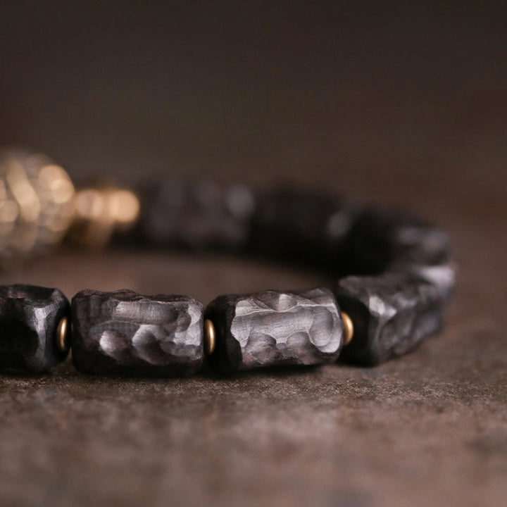 Armband Kupfer Ebenholz Paar schwarze Natursteinperlen mit goldenen Akzenten.