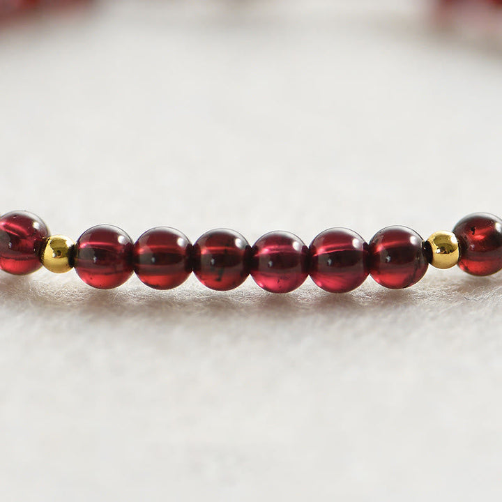 Armband mit roten Granaten und goldenen Perlen Stabilität