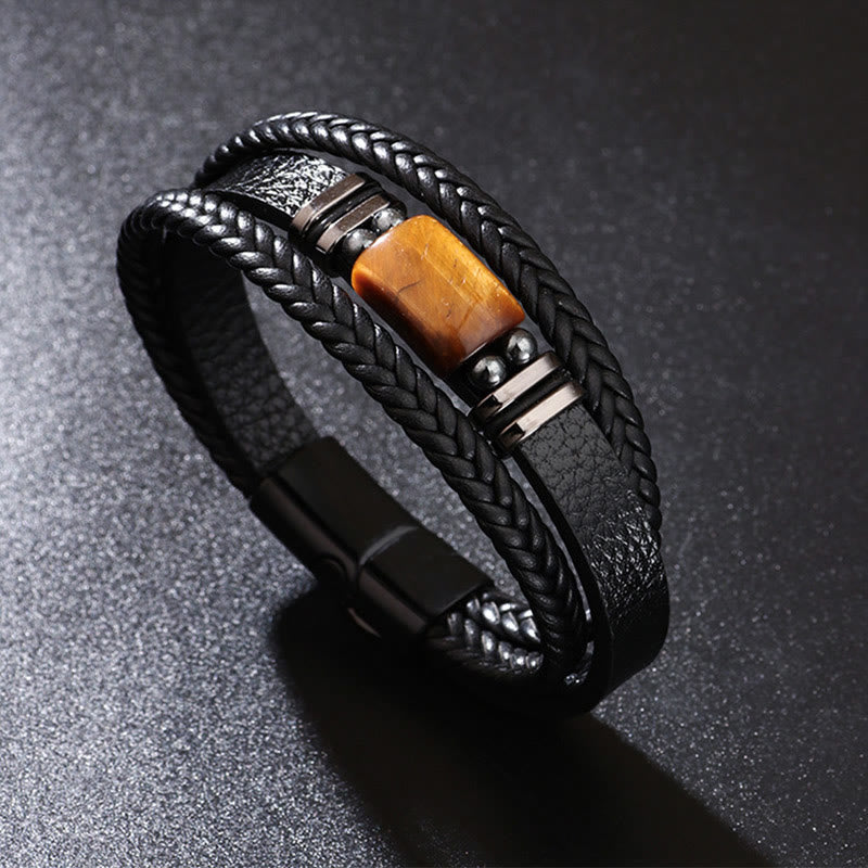 Schwarzes Lederarmband Tigerauge Magnetisch Verschluss elegant getragen