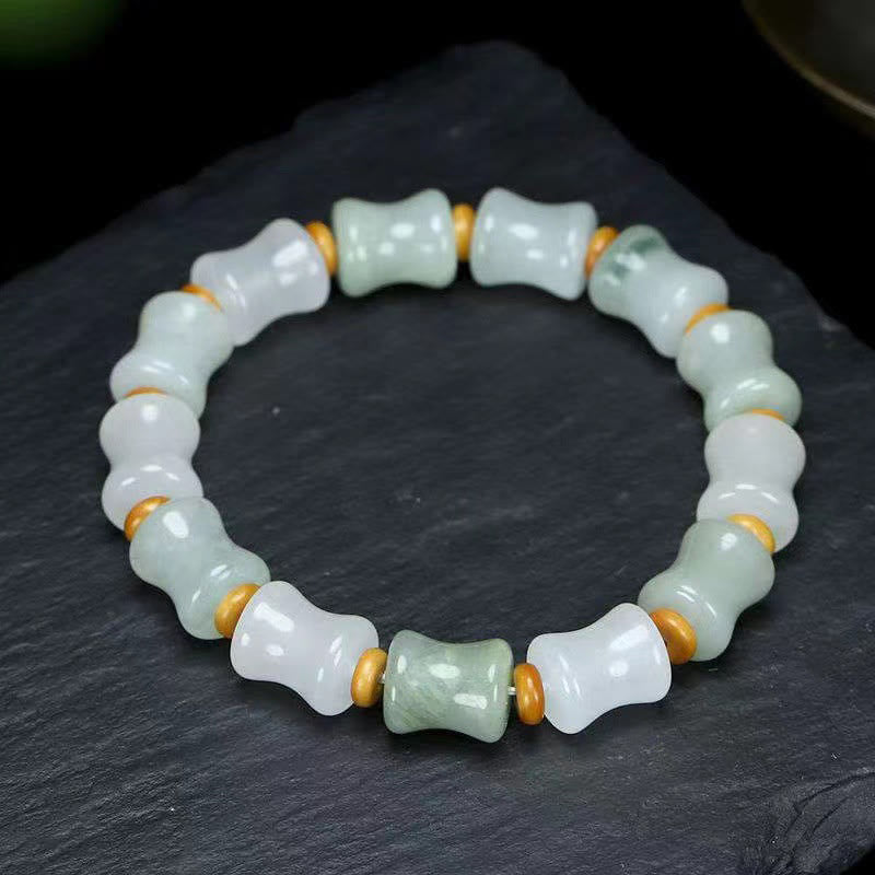 Jade Bambus Armband mit weißen und grünen Steinen golden verziert elegant.