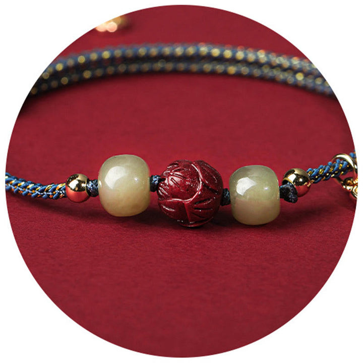 Armband Zinnober Jade Lotus – Glück mit Perlen auf rotem Hintergrund