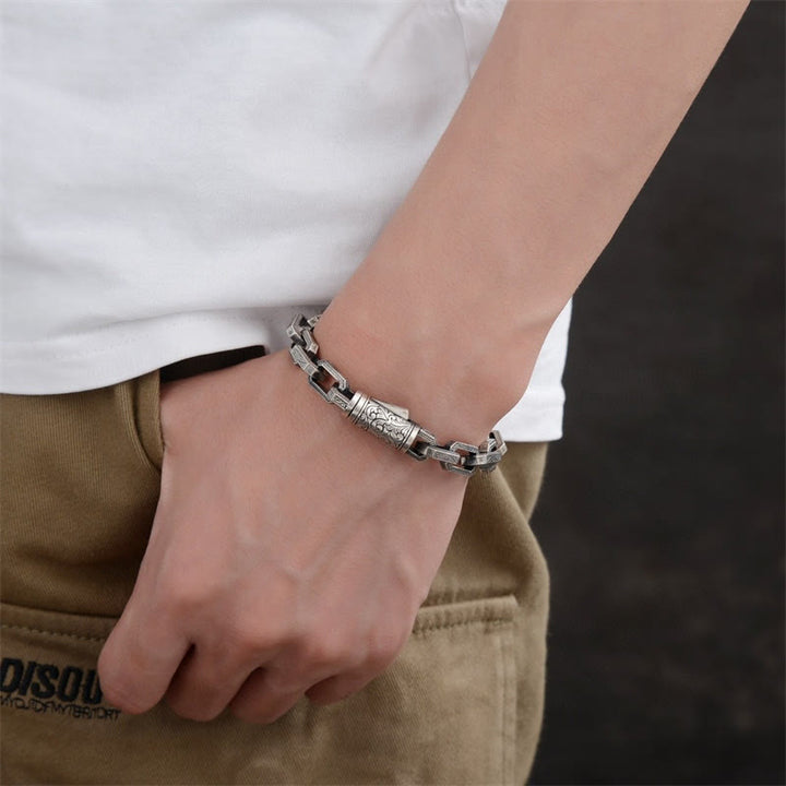 Silbernes Armband mit Kettengliedern am Handgelenk getragen elegant