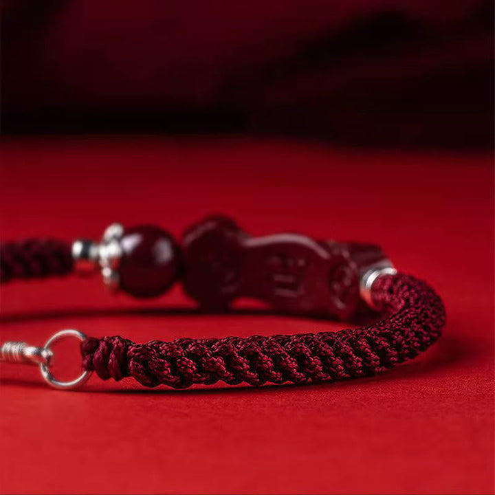 Zinnober Pixiu Armband Nahaufnahme rotes geknüpftes Armband Glück Wohlstand