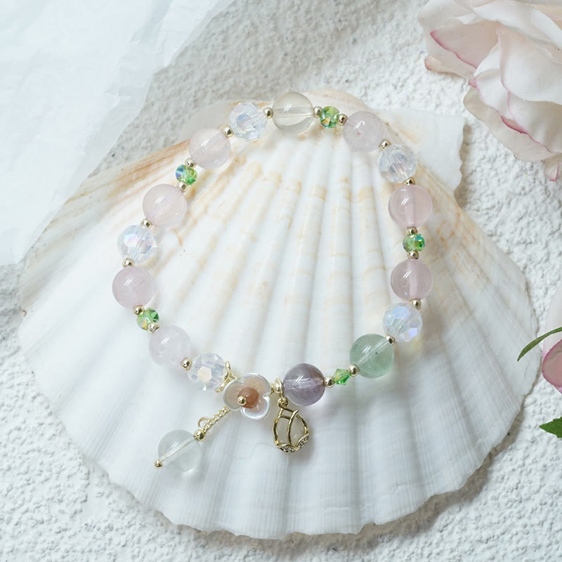 Armband Erdbeerquarz Fluorit Heilung Natursteine elegant Display Muschel