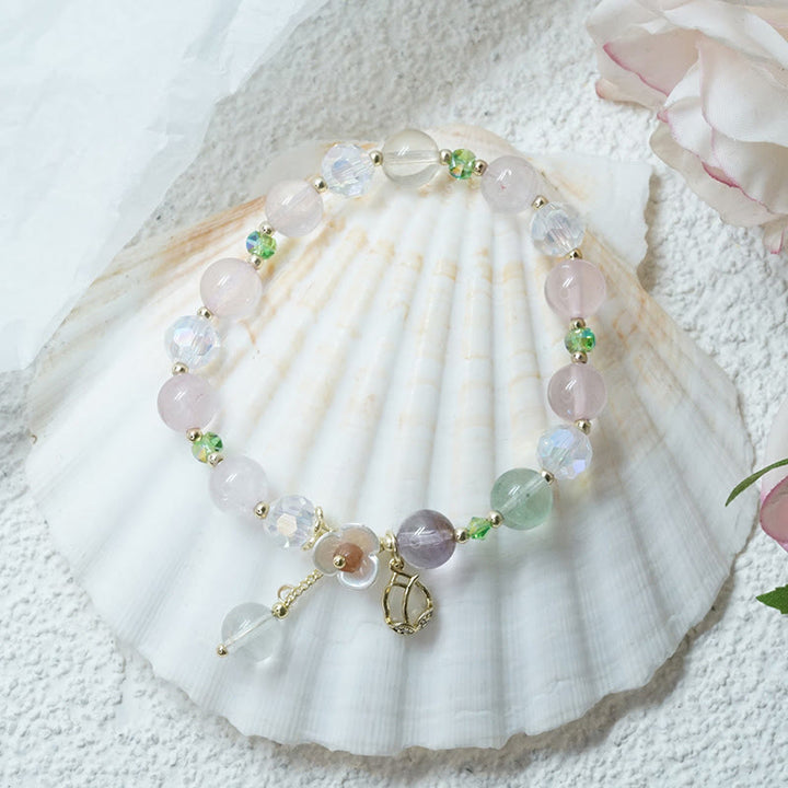 Armband Erdbeerquarz Fluorit Heilung Natursteine elegant Display Muschel