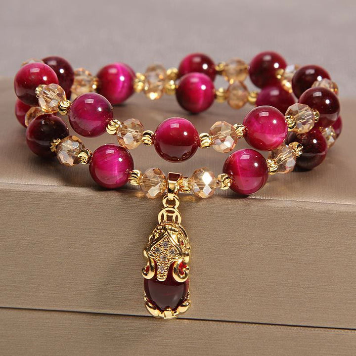 Rotes Tigerauge Pixiu Armband mit Goldperlen elegante Nahaufnahme