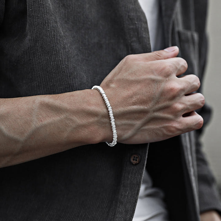 Silbernes Armband Circle Glück am Handgelenk getragen eleganter Style