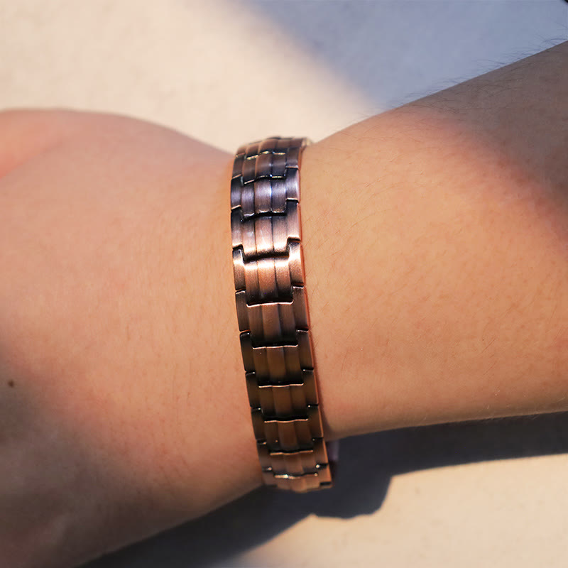 Kupfer Magnetisch Vintage Armband am Handgelenk elegant getragen braun