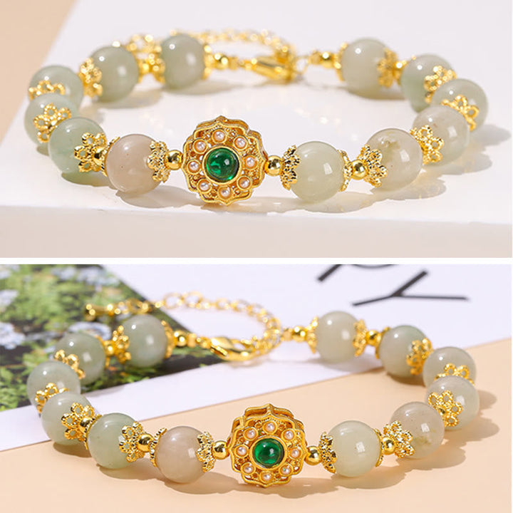 Jade Armband mit goldenem Mittelteil grünem Stein elegant.