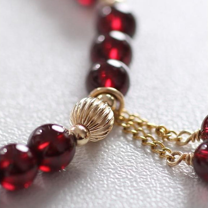 Armband Granat – Ruhe rote Perlen Goldverschluss Nahaufnahme Schmuck