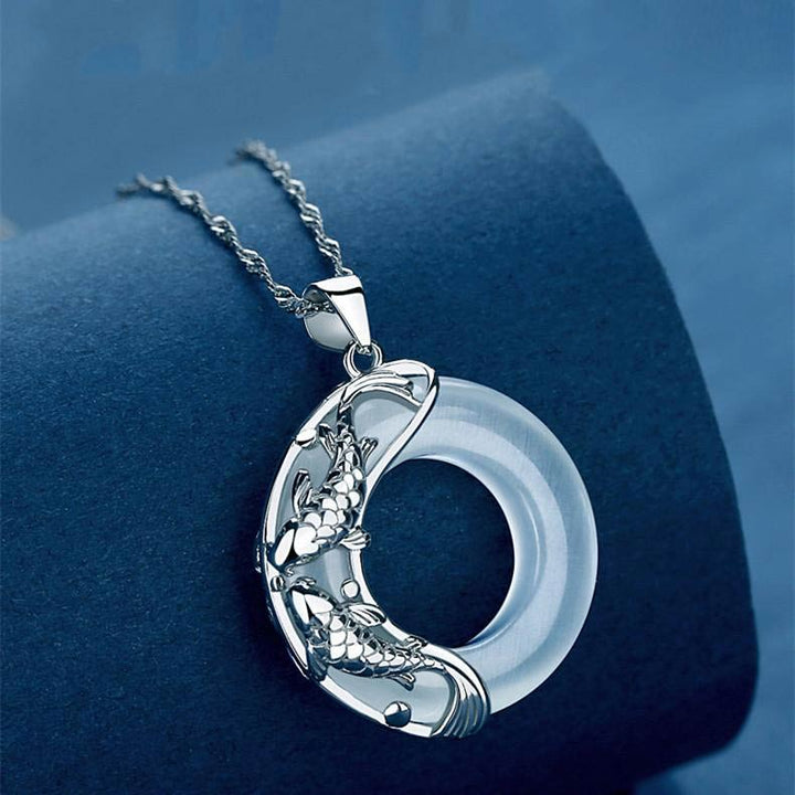 Anhänger Jade Koi mit silbernem Fassungswerk an feiner Kette