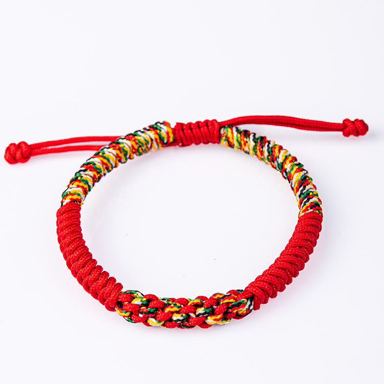 Rotes Mala Armband mit bunten Stoffperlen auf weißem Hintergrund.