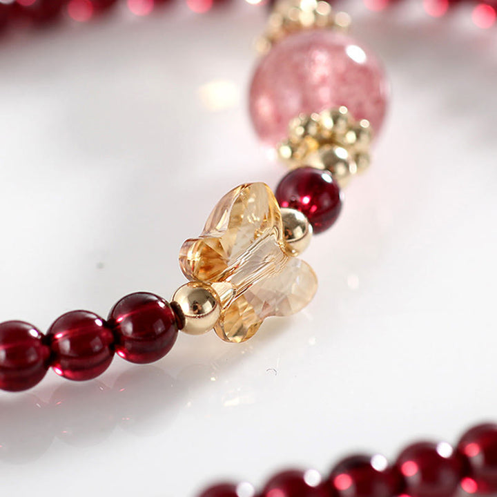 Armband Erdbeerquarz Granat Schmetterling elegante Perlenreihe Schmuck Detail.