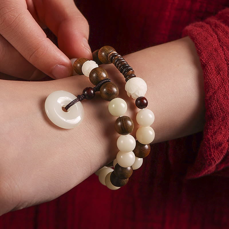 Sandelholz Bodhi Lotus Armband am Handgelenk mit weißen Perlen und Holzbeads