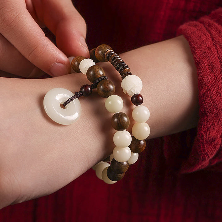 Sandelholz Bodhi Lotus Armband am Handgelenk mit weißen Perlen und Holzbeads