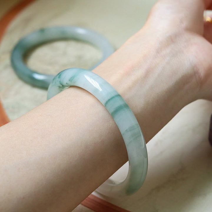Jade Armband am Handgelenk, grünes Naturstein Glück Wohlstand elastisch