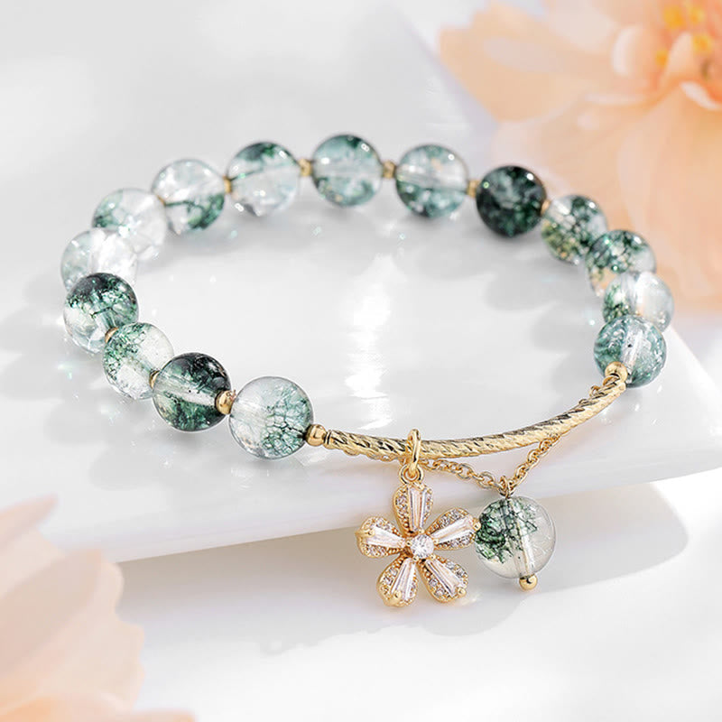 Armband Grün Phantom Kristall Selbstvertrauen auf weißem Hintergrund elegante Perlen