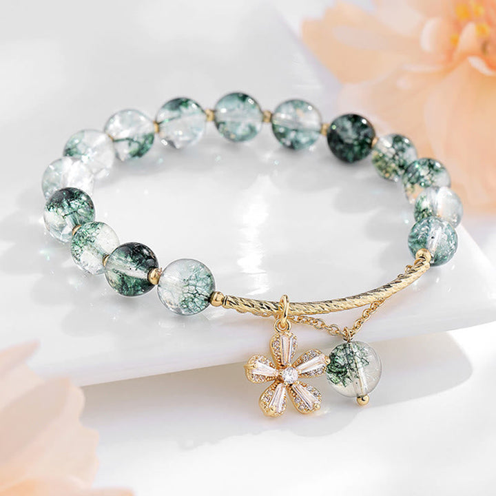Armband Grün Phantom Kristall Selbstvertrauen auf weißem Hintergrund elegante Perlen