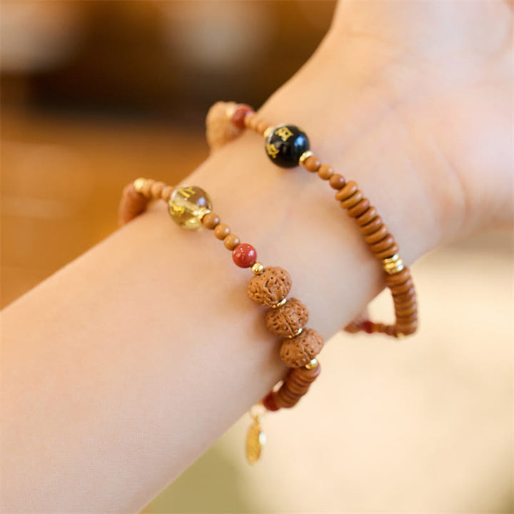 Armband mit Bodhi Samen und Edelsteinen am Handgelenk getragen