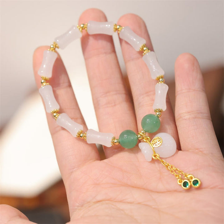 Jade Fu-Zeichen Armband Glück Wohlstand weiß grün elegant Handgelenk getragen.