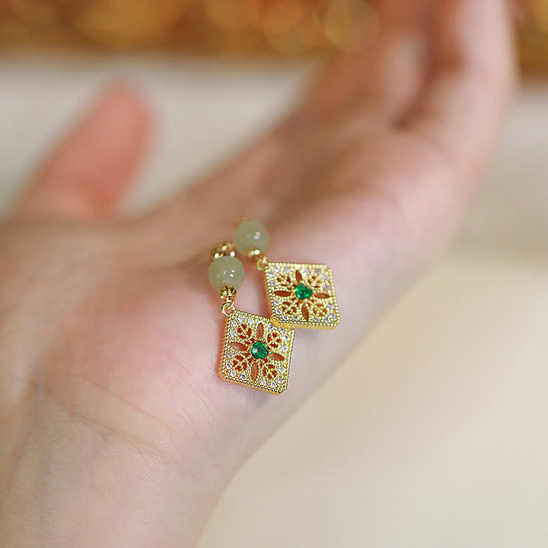 Jade Hetian Jade Armband mit grünen Steinen und goldenen Elementen an Hand