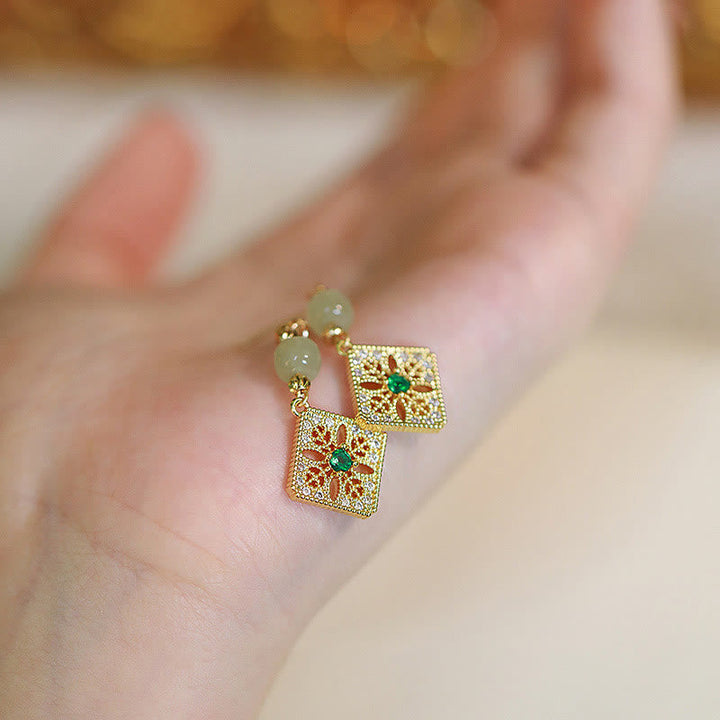 Jade Hetian Jade Armband mit grünen Steinen und goldenen Elementen an Hand